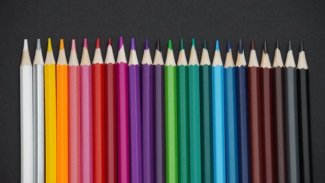 王岳伦独自送女儿回英国，王诗龄拿2wLV行李包，身形壮实又胖了.